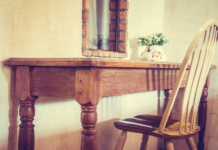 Je nábytek z druhé ruky návrat trendu nebo nouzové řešení? Je otevřený obývák s kuchyní, výhra nebo zdroj stresu?